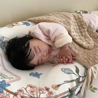 小月龄宝宝同床难安睡？这3类家庭根本不用买床中床