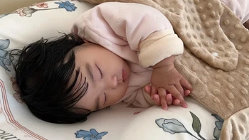 小月龄宝宝同床难安睡？这3类家庭根本不用买床中床