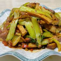 江西下饭家常菜豆腐干炒菜梗，老厨的炒制技巧学一学，咱北方人吃着更上口！