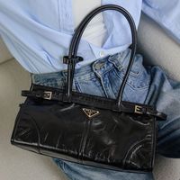 PRADA Bonnie油蜡皮包：通勤灾难还是约会神器？