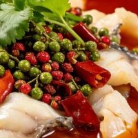 做水煮鱼别再用油泼辣子当底料，地道风味全靠郫县豆瓣酱