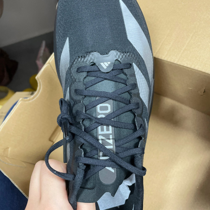 阿迪达斯跑鞋
