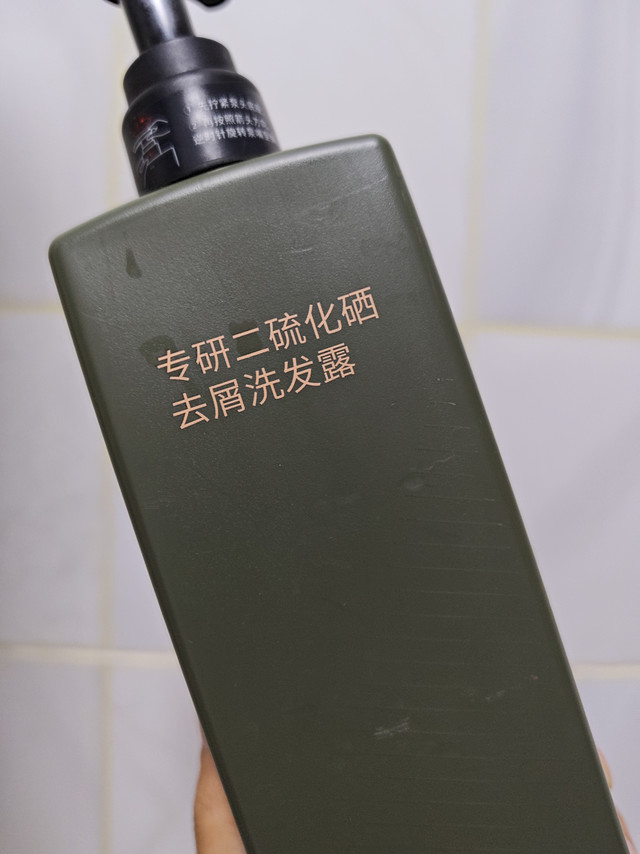 有头皮屑的，可以试试，京东京造二硫化硒去屑洗发水