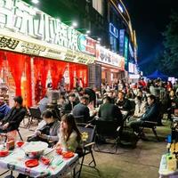 光瓶酒配烧烤，是不是年轻人夜宵新标配？