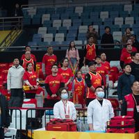 CBA半决赛G1：广州VS深圳，两种助威逻辑的现场碰撞