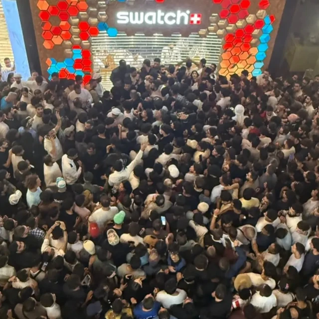 取消发售！"爱彼 x Swatch"现场保安用辣椒水驱散人群！官方：不建议大批涌入门店抢购..