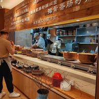 50元网红砂锅面值不值？排队1小时的背后真相