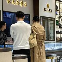 花3000买风衣、2000买牛仔裤不亏？经典款才是普通人衣柜里最保值的硬通货