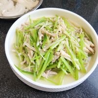 减脂神仙餐：芹菜金针菇丨清蒸鸡小胸