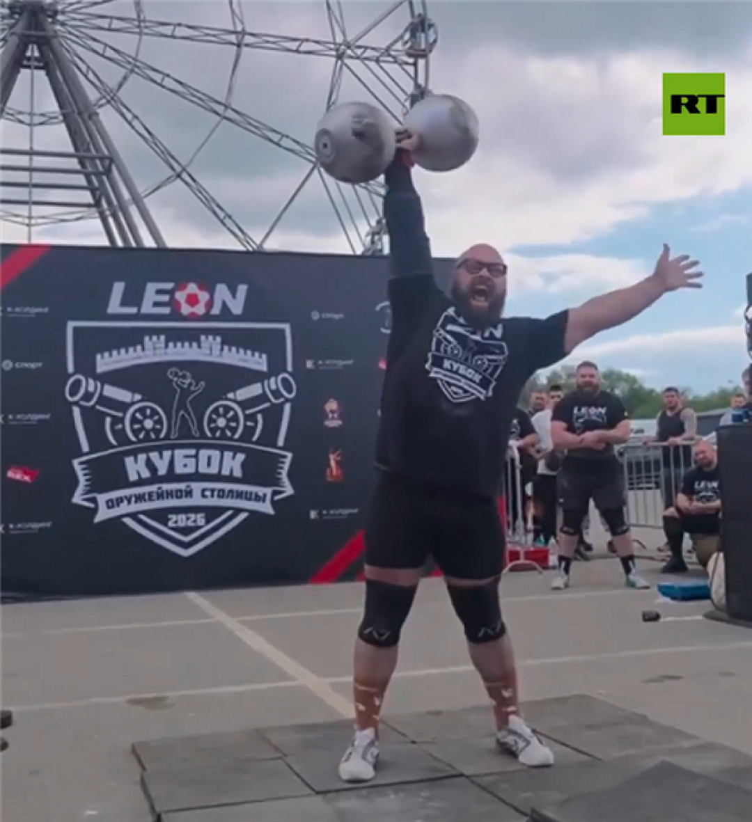 力能扛鼎具象化了 俄罗斯壮汉单臂举起147公斤哑铃!