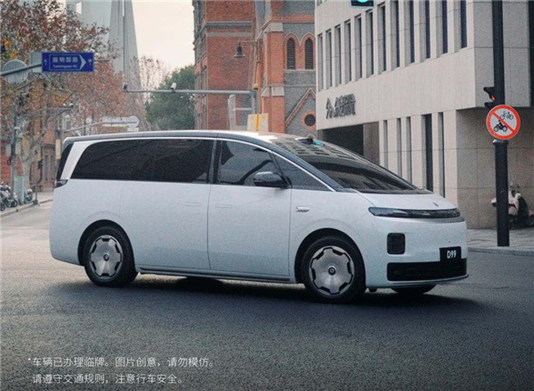 零跑又要掀桌子 全新MPV车型D99内饰发布:旋转座椅安排了
