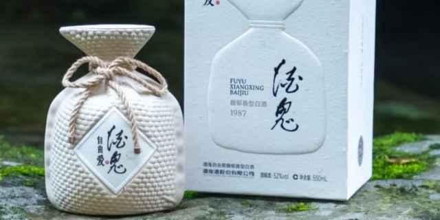 年轻人为何爱上光瓶酒？理性消费背后的品质回归