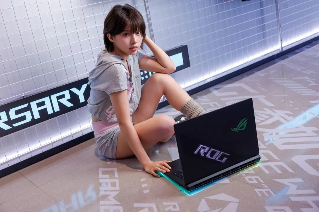 品牌代言人周冠宇现身ROG DAY 2026,官宣枪神10 Plus系列游戏本新品
