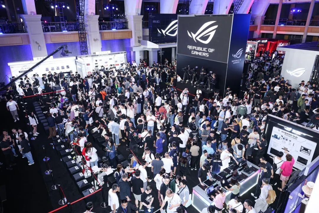 品牌代言人周冠宇现身ROG DAY 2026，官宣枪神10 Plus系列游戏本新品