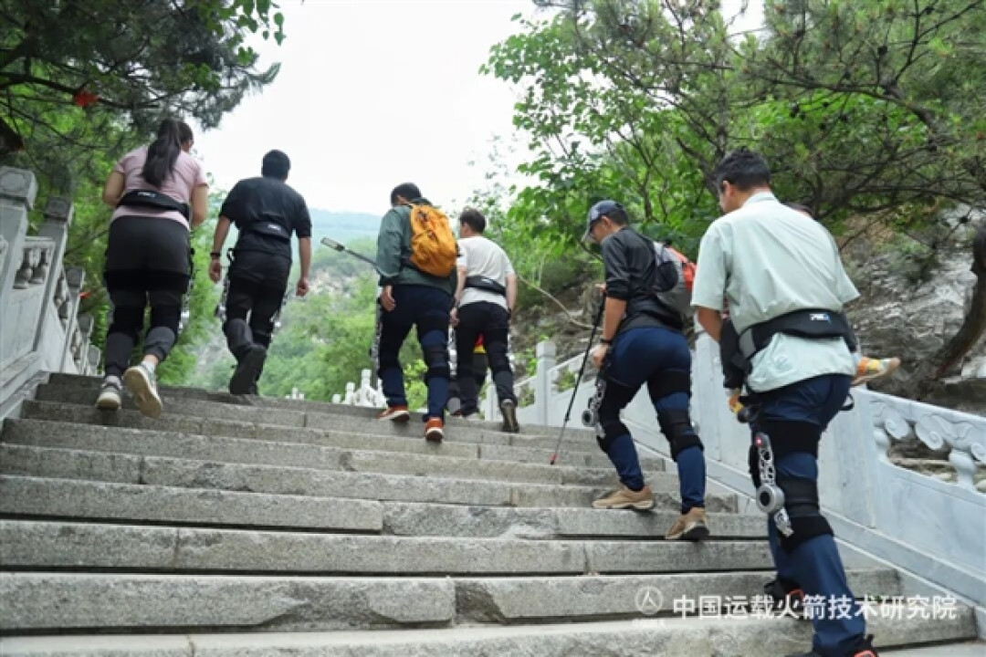 登山外挂来了!火箭院智行外骨骼机器人完成首测:省力一半