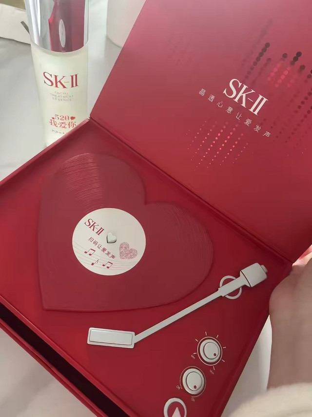 晶透礼赞，以爱发声｜SK-II 定制礼盒，把心意与水光肌一起送给她