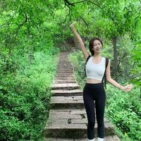 山系穿搭真相：拍照好看的关键根本不是冲锋衣贵不贵