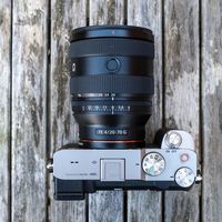 索尼20-70mm F4 G：轻量视频创作者的全能标变，但别指望它拍出F2.8的虚化