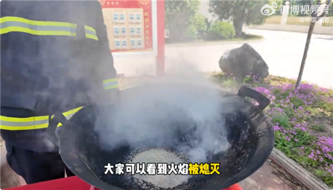 网传猫砂能灭火靠谱吗 消防员实测结果出人意料