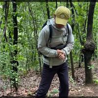 登山下坡技巧：侧身制动与重心控制要点