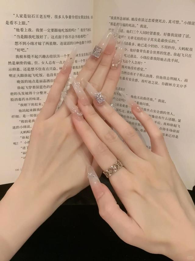 真的很爱冰透感的美甲，简单气质!!