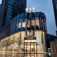 西装配不上时代了？十年产量暴跌72%，柒牌们的出路不在硬卖正装