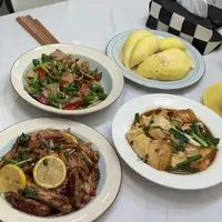 家常晚餐制作指南:蒜香柠檬鸡翅与两款经典下饭菜