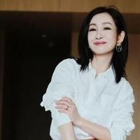 秦海璐的穿搭:白衬衫不搭配牛仔裤、平底鞋,自带大女主的气场