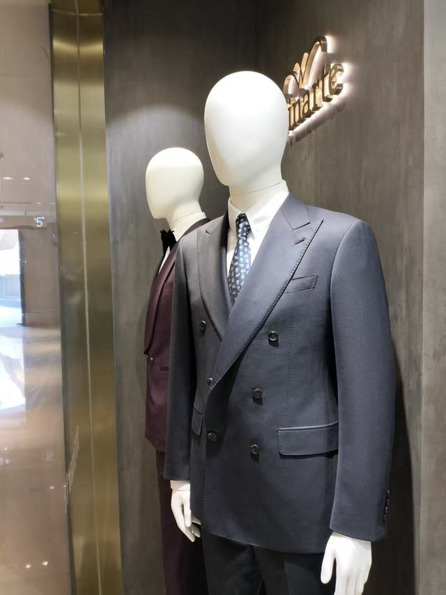 西装定制店里的衬衣料子摸着就是不一样