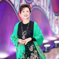 碎花丝巾显土还是显贵？守住这3条底线就高级
