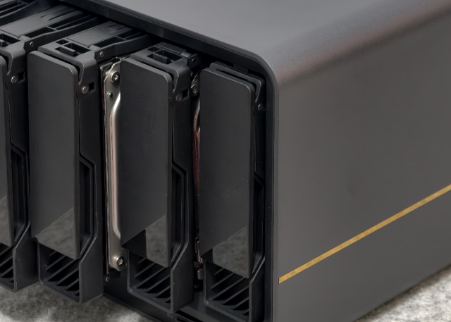 自带12路免费监控，5盘位新 NAS，海康存储 Mage50X 开箱