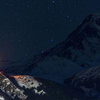 雪山脚下的日与夜 | 卡兹别克的小木屋生活