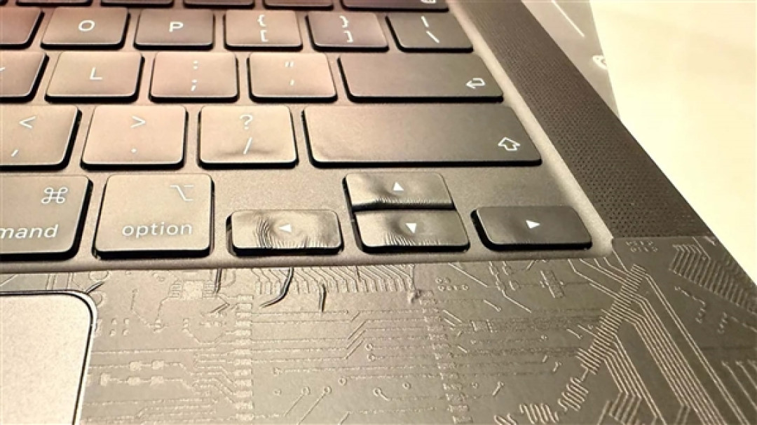 MacBook Pro键盘不是金属!用户贴膜用吹风机:按键直接熔化变形
