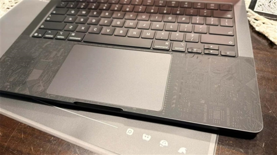 MacBook Pro键盘不是金属!用户贴膜用吹风机:按键直接熔化变形