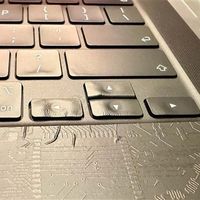 MacBook Pro键盘不是金属！用户贴膜用吹风机：按键直接熔化变形