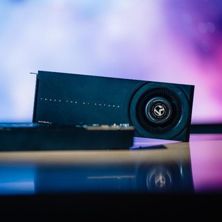 英特尔锐炫Pro B70深度测试：AI性能翻倍，王者风范初显