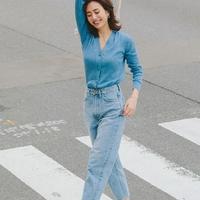 微胖女生穿薄款V领针织衫显瘦的关键，藏在这3个细节里