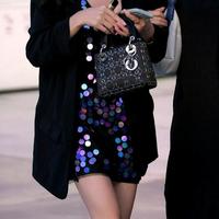 黑色宽松西服外套配彩色亮片无袖短裙，硬朗风里也有温柔守护