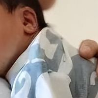 宝宝竖抱自己打嗝，认真拍却半天拍不出？原来问题在这