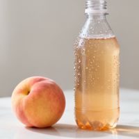 康师傅每日C水蜜桃饮料果味全靠香精，同价位真果汁另有其选