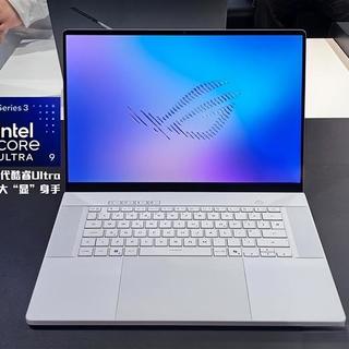 1.58kg塞进150W RTX 5070 Ti，这台轻薄本凭什么又冷又强？