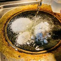 白醋和食盐混一起，作用十分实用，家家户户都用得上
