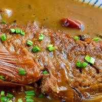 炖鱼总去不净腥味，料酒葱姜不管用，三样厨房常备香料反而行。