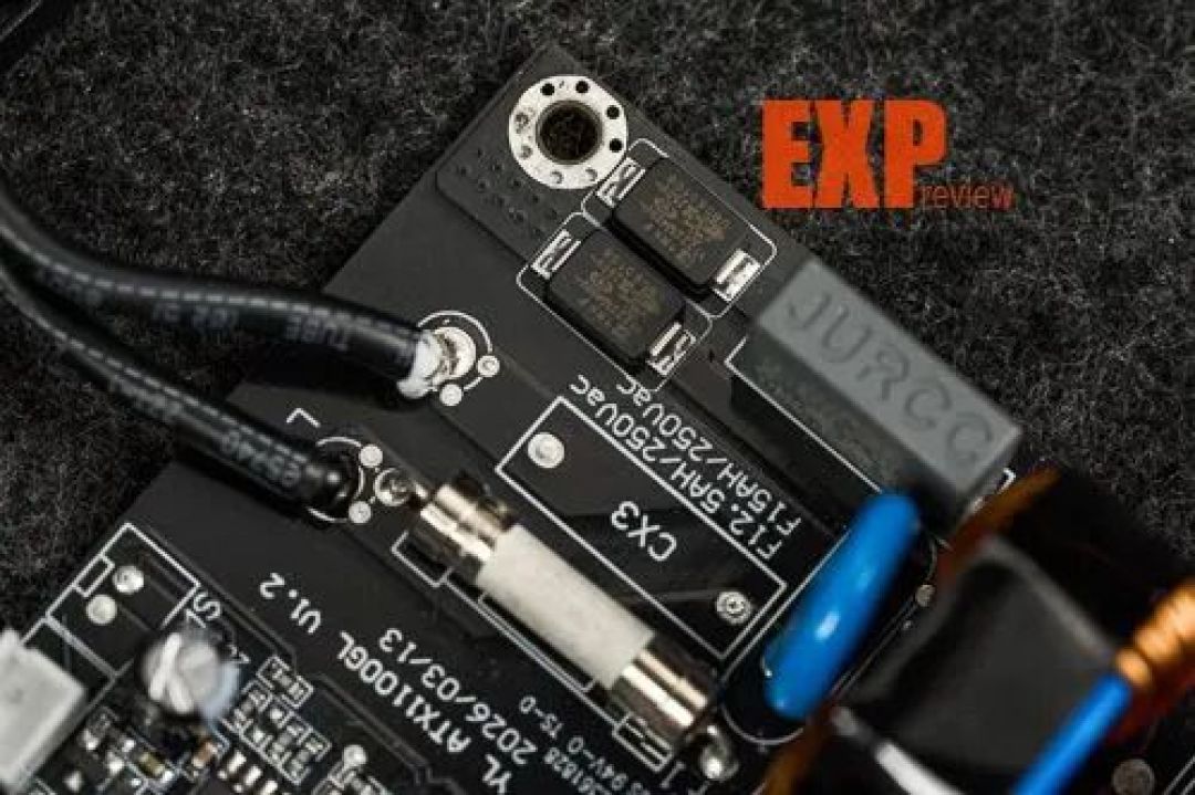 联力刃界EP1000C白金电源评测:专属双仓海景房机箱的高端产品
