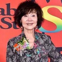 等老了以后,也要像归亚蕾这样打扮:衣穿花、发选短,优雅减龄!