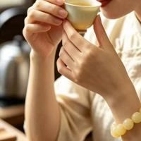 你也喜欢蜜蜡手串吗？蜜蜡手串10个品牌推荐+盘玩方法，值得收藏