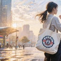 通勤新宠：帆布包为何成了都市青年的日常标配？