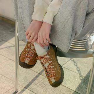 KEEN踏极4代 vs HOKA Anacapa 2：宽脚选谁？缓震党怎么挑？