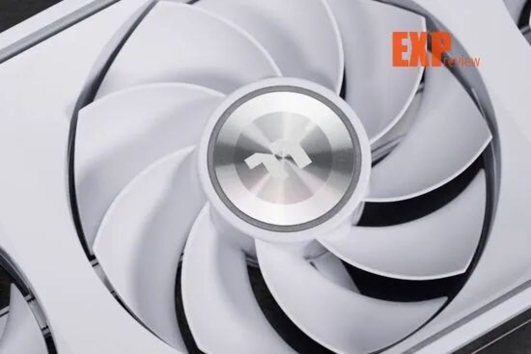Thermaltake 钢影·时空 360风扇图赏:联排设计+无限镜,装机方便又好看