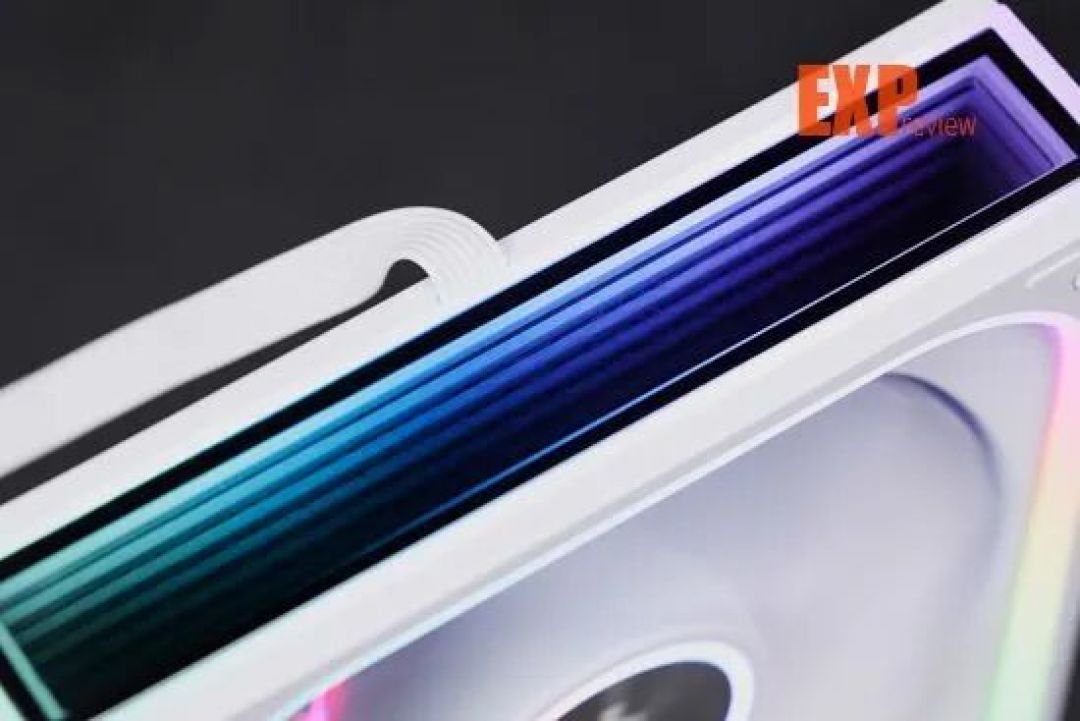 Thermaltake 钢影·时空 360风扇图赏:联排设计+无限镜,装机方便又好看